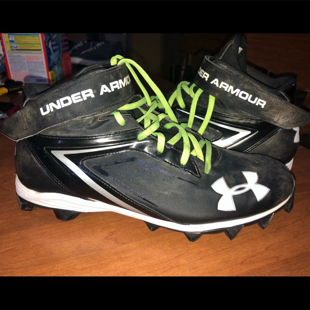 UNDER ARMOUR football cleats